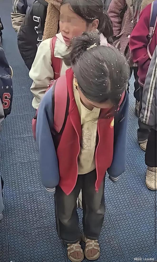 麻将胡了试玩网传一小女生冬天脚穿凉鞋在校